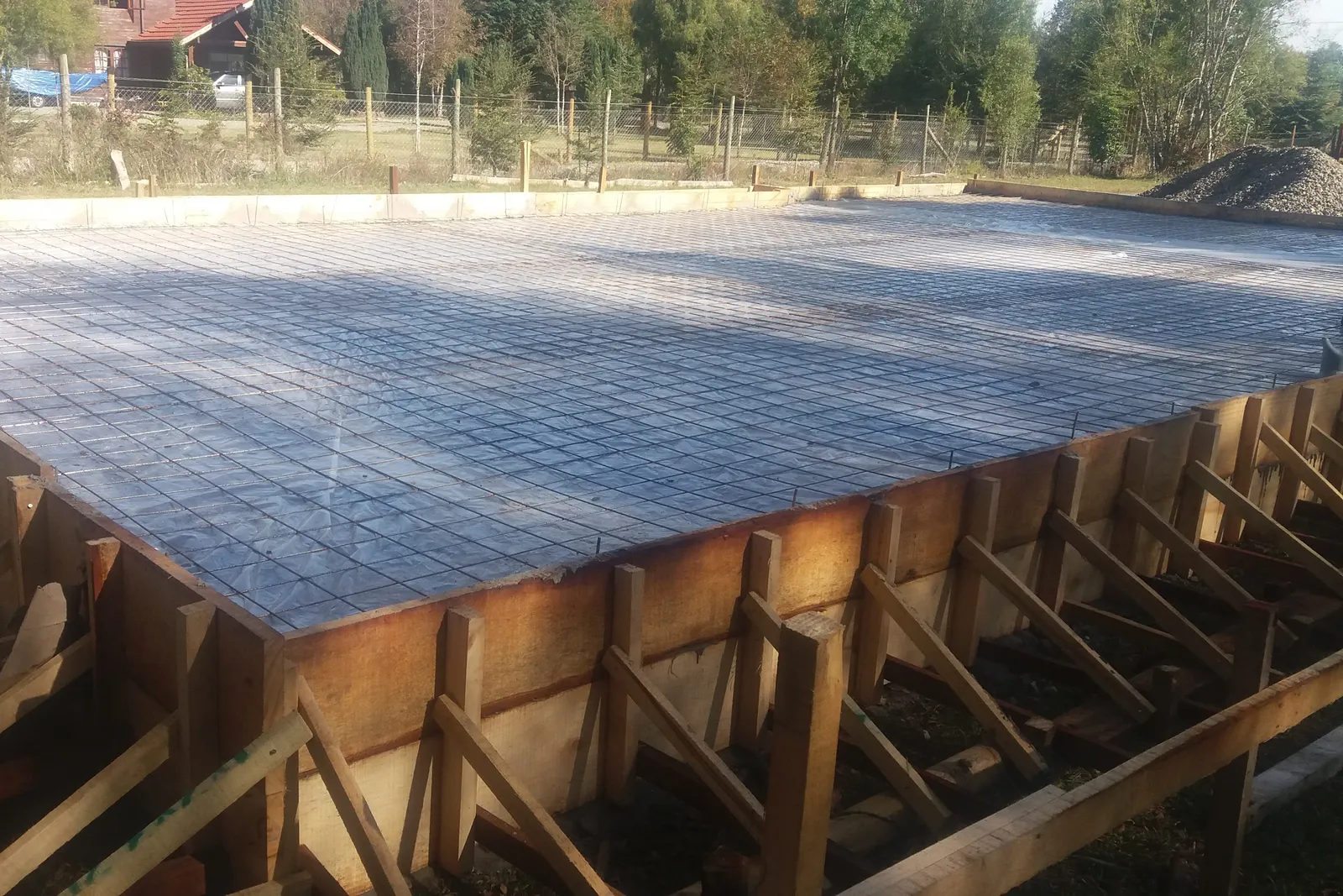 Radier armado con malla de acero, listo para el hormigonado
