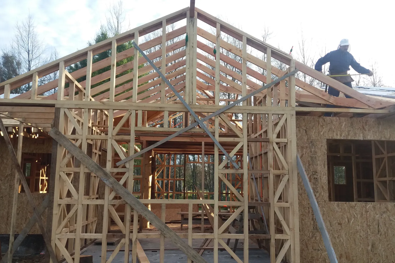 Estructura de madera con cerchas de techumbre en montaje