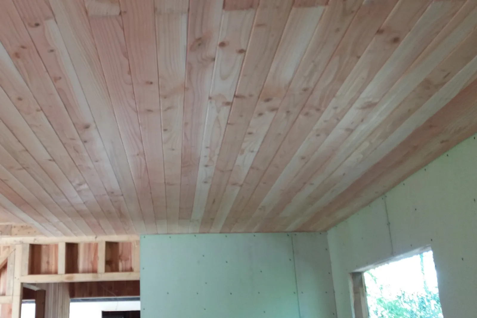 Instalación del cielo machihembrado de madera
