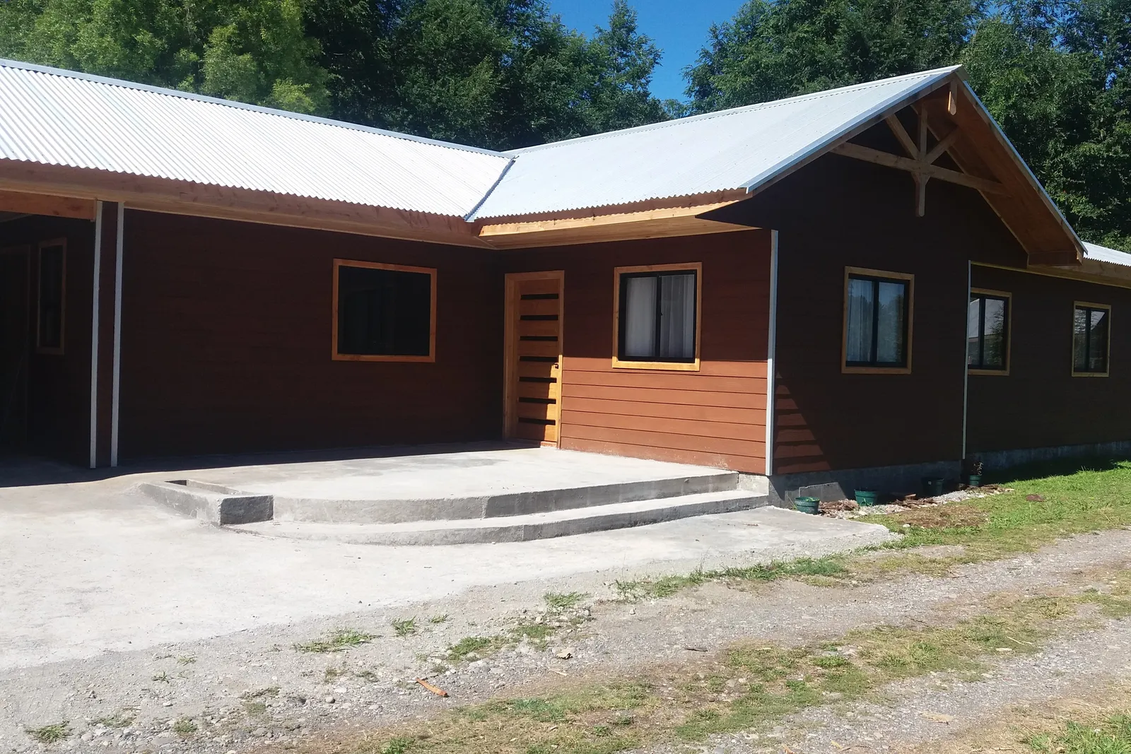Casa terminada con cochera cubierta y radier de acceso