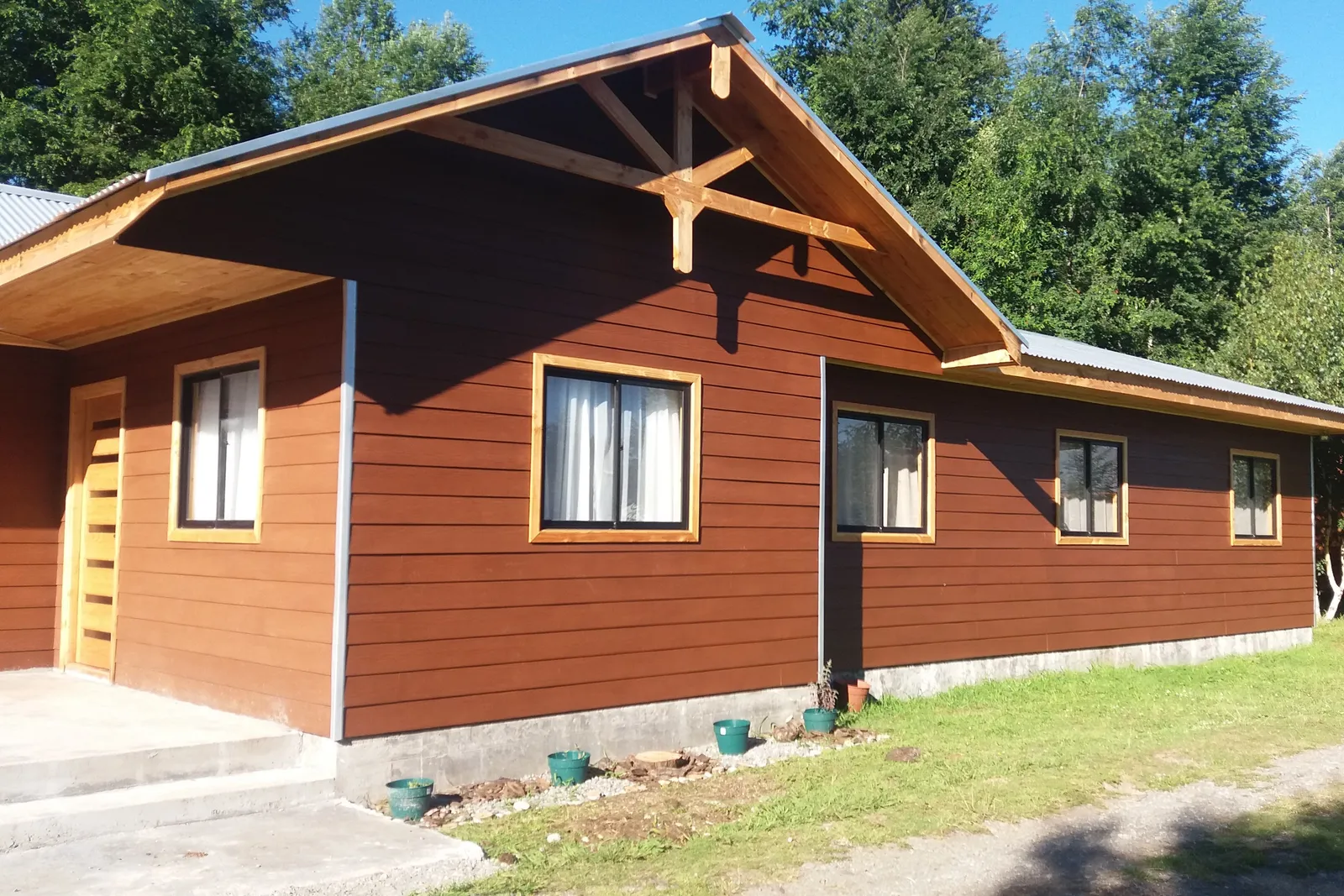 Fachada terminada de casa de madera construida por Casas Cacique en condominio de Villarrica