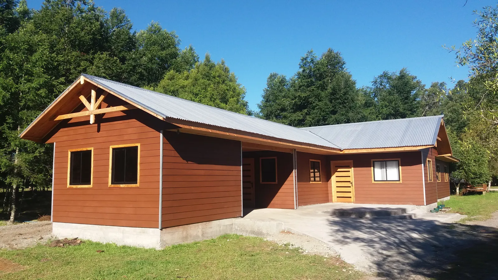 Fachada principal de casa de madera construida por Casas Cacique en condominio de Villarrica