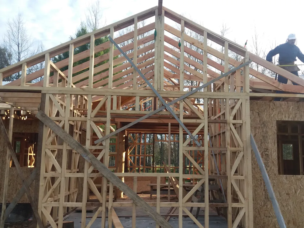 Estructura de madera de pino oregón en levante, obra Casas Cacique