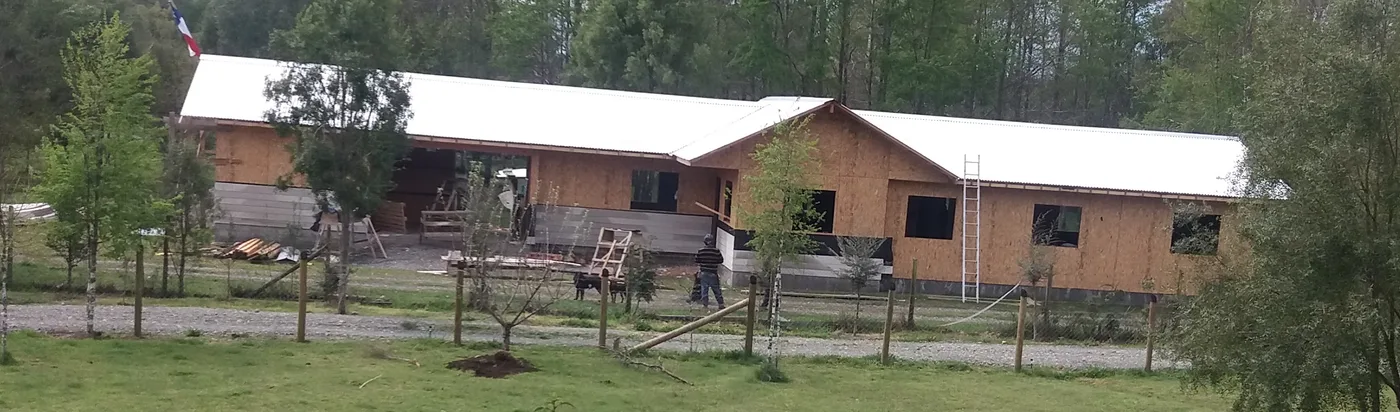 La misma vivienda con muros de OSB y cubierta instalada, lista para terminaciones