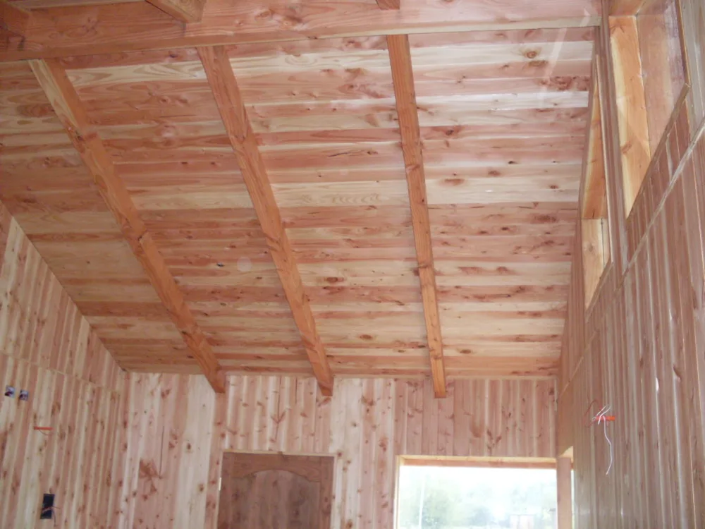Interior con cielo entablado en madera de pino, terminaciones Casas Cacique