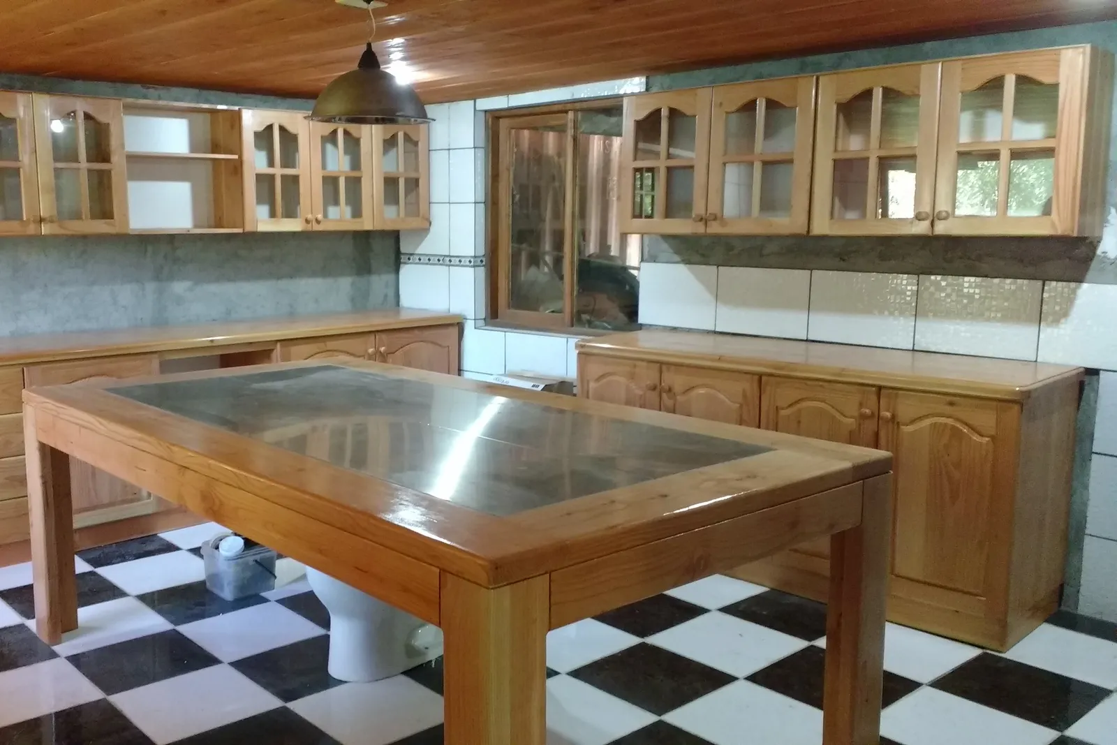 Cocina completa de la Línea Clásica: muebles de pino con puerta de arco, vitrinas y mesa central