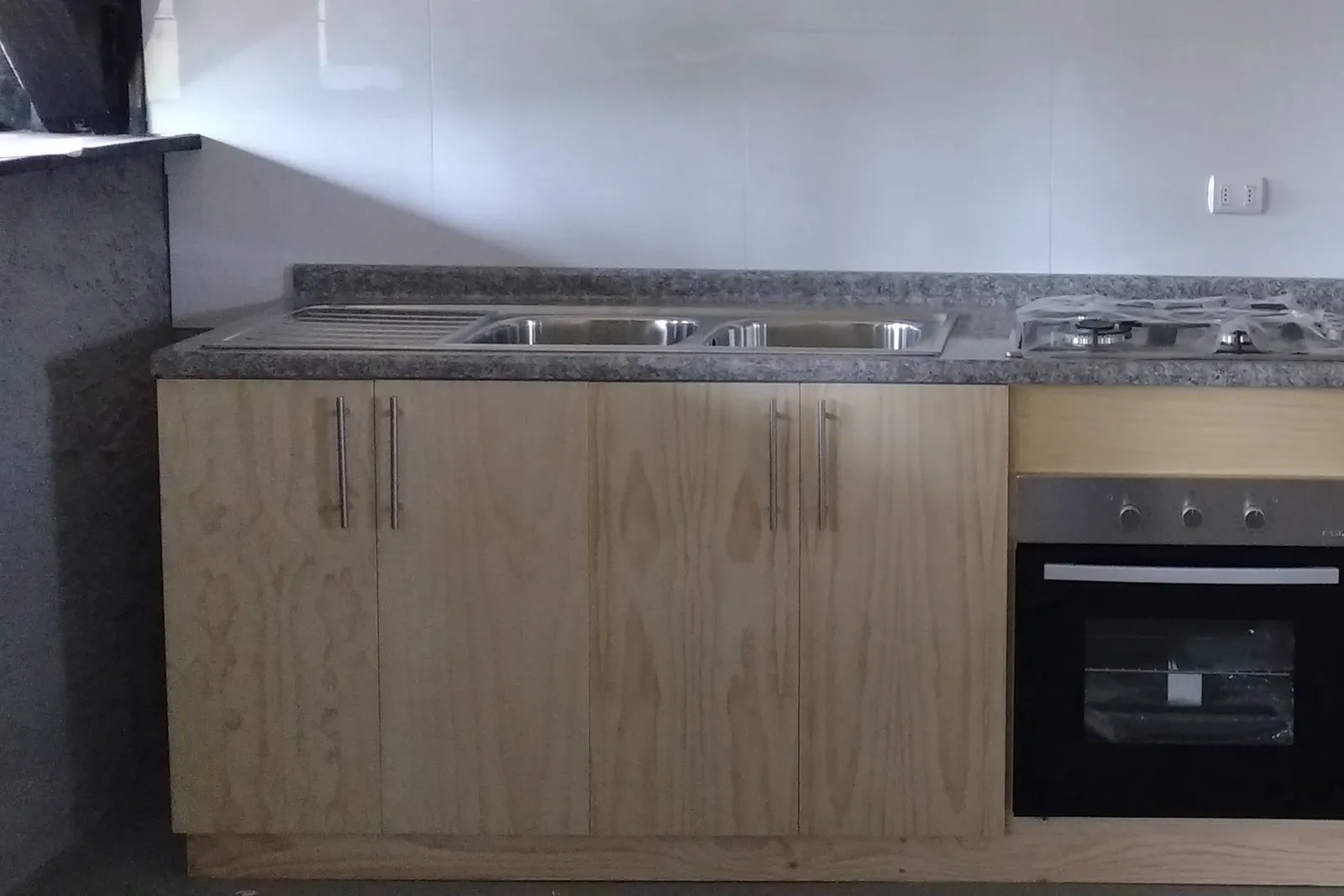 Detalle de puertas lisas con tiradores metálicos